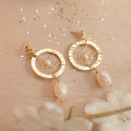 Aretes de atrapa sueños con perlas naturales