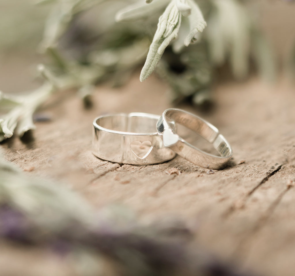 Juego de anillos de corazón en plata – Corona de Papel